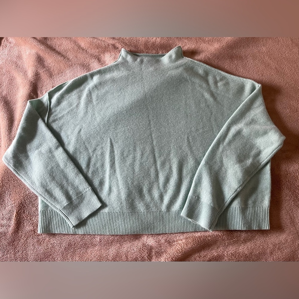 Pilcro/Anthropologie cropped %100 cashmere sweater- 
Sea Green Size XS
